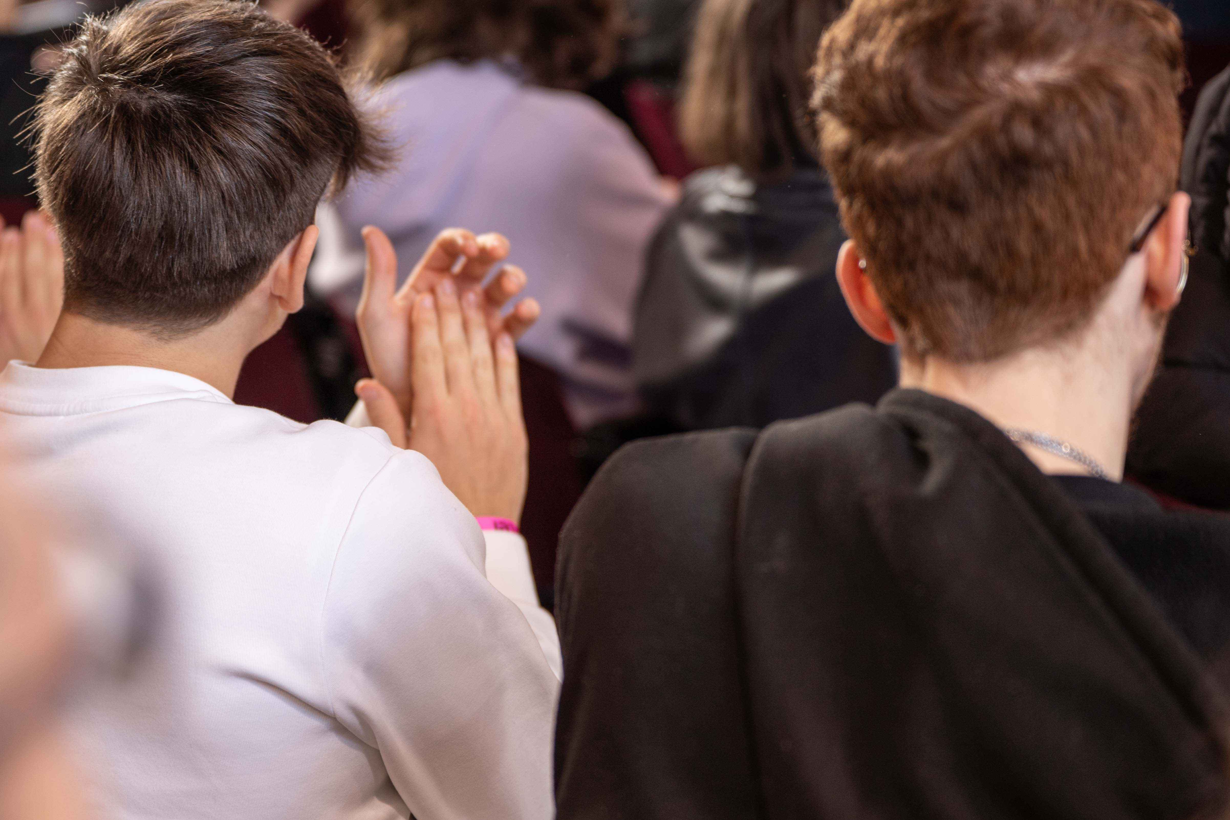 Ragazzo che applaude