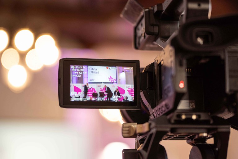 Videocamera che inquadra il palco