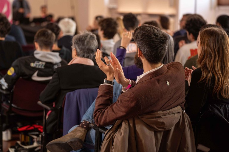 Pubblico che batte le mani