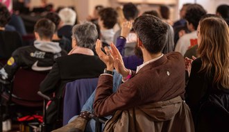 Pubblico che batte le mani