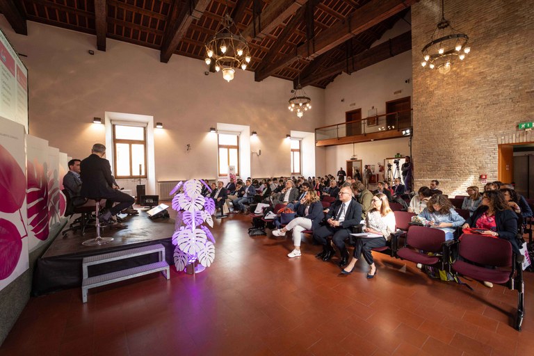Vista frontale della sala