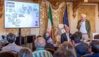 Giuseppe Anerdi intento a spiegare