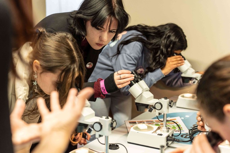 Ragazze che osservano formiche al microscopio