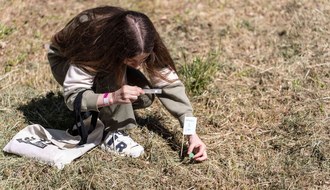 Ragazza intenta all'attività in campo