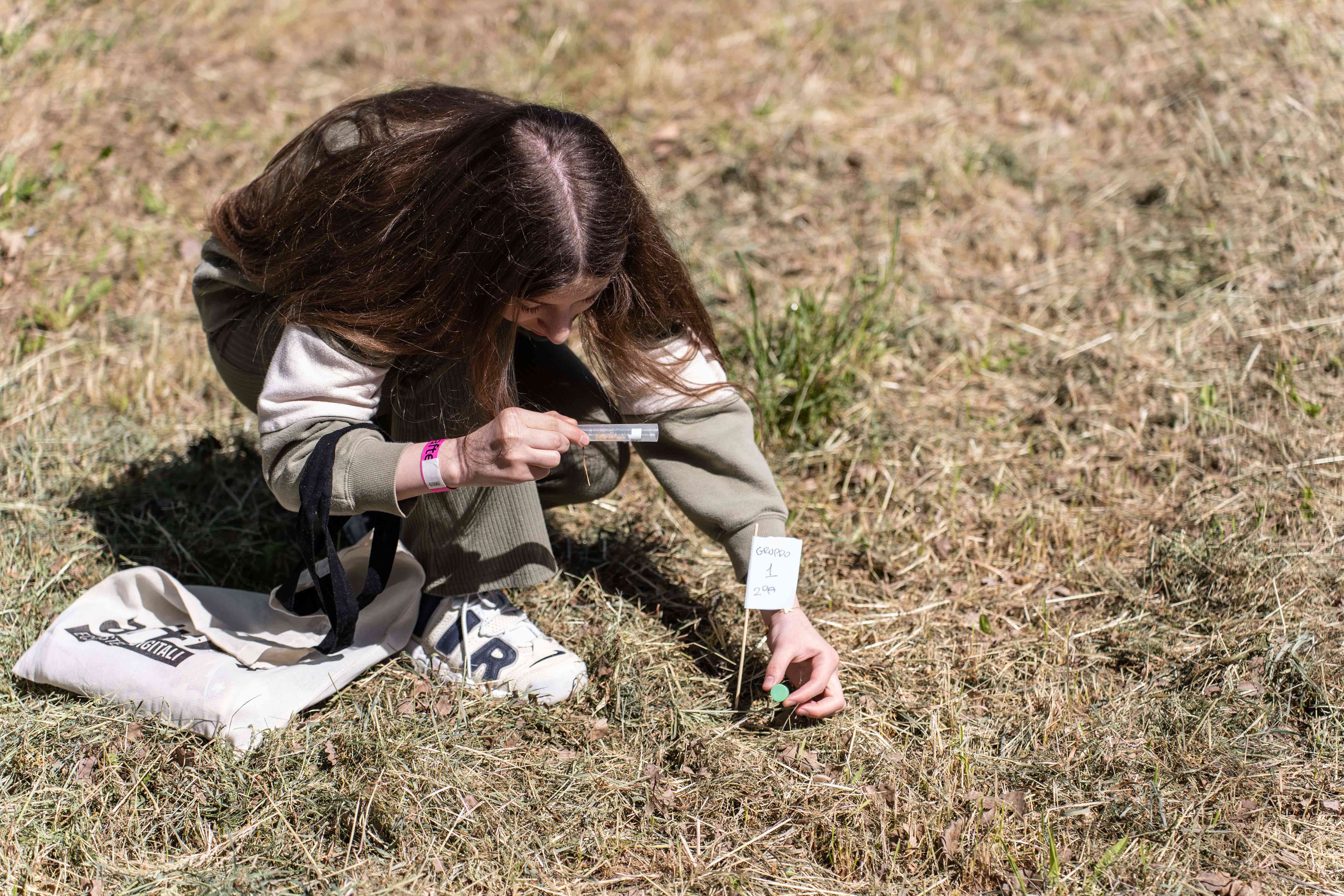 Ragazza intenta all'attività in campo